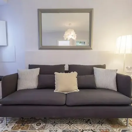 Appartamento Renovated Alfama With Free Pick-up, By Timecooler Lisbona